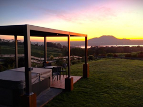Lake Taupō Luxury Home plus Hideaway Apartment